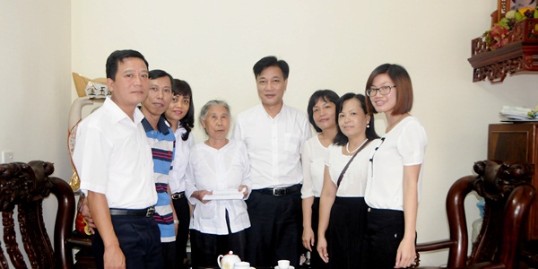BCH Công đoàn Cơ quan tổ chức thăm hỏi tặng quà các gia đình chính sách nhân ngày Thương binh - Liệt sỹ 27/7